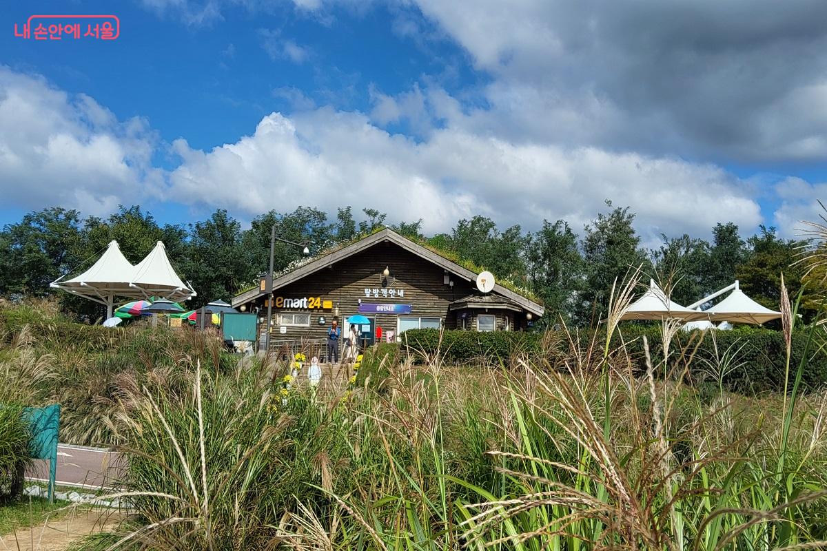 통나무 집 형태로 손님을 맞고 있는 하늘공원 매장 ©권수진