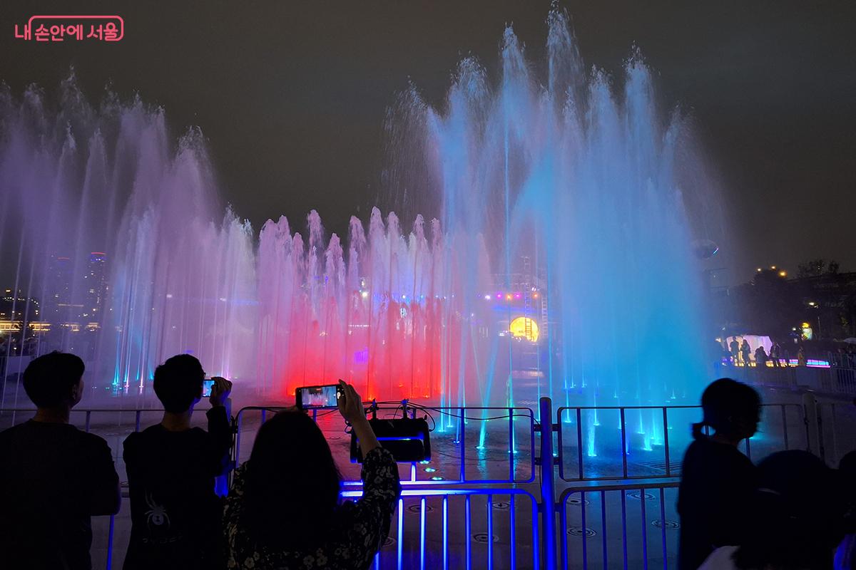 레이저와 분수의 결합은 '물의 탄생 -  한강의 시간 - 오늘도 강은 흐른다' 라는 주제를 효과적으로 표현한다. 