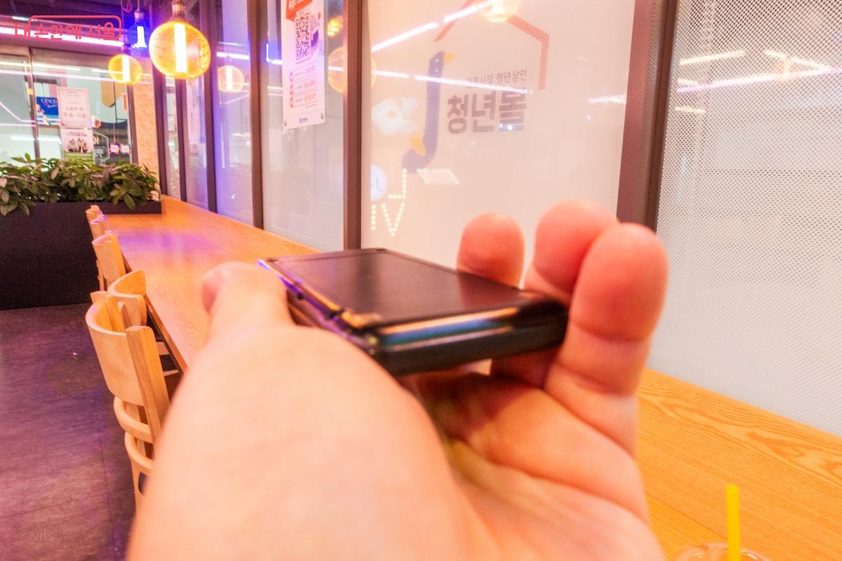 음식을 주문한 후 진동벨을 받아 대기하면 된다. ©이진형