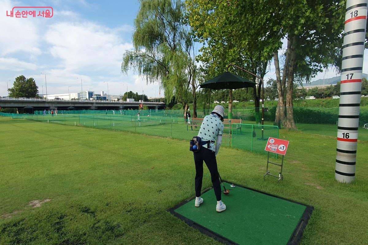 파크골프는 유산소 운동으로 허리 회전과 코어 근육 강화에도 좋다. ©김병규