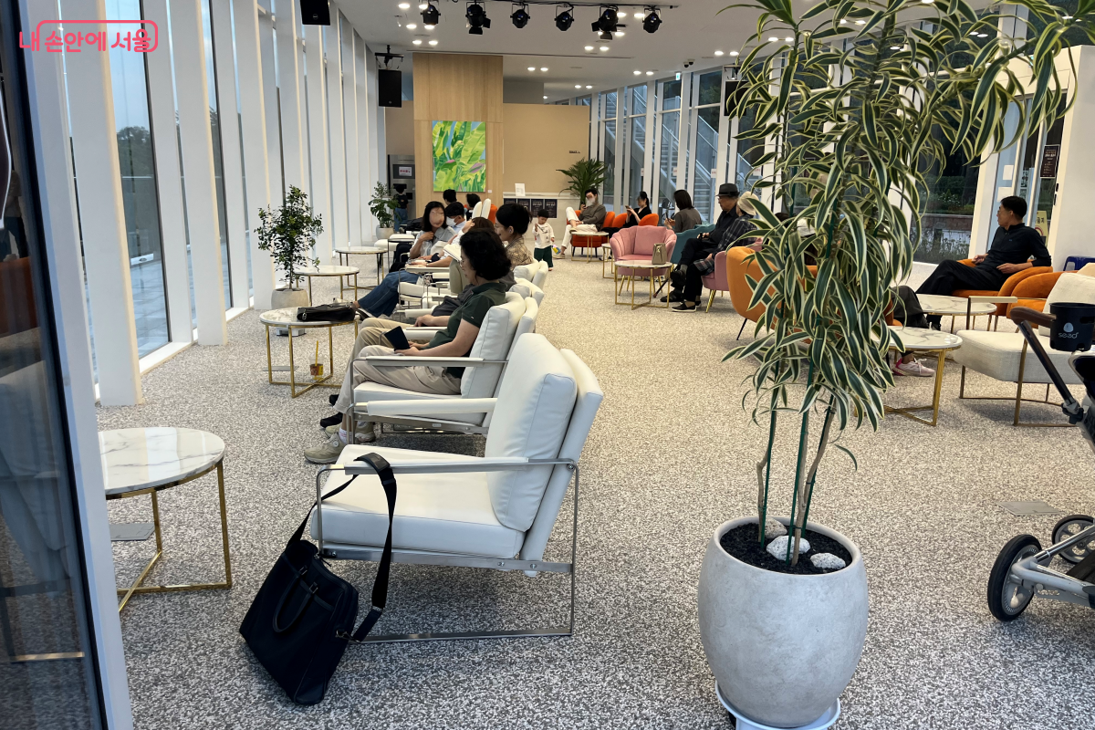 1층에서는 양재천을 바라보며 책도 읽고 휴식도 취할 수 있다. ©김연희