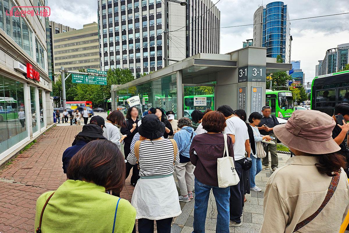서울문학기행 ‘대한’ 광복 코스에 참여 중인 시민들 ©이정민