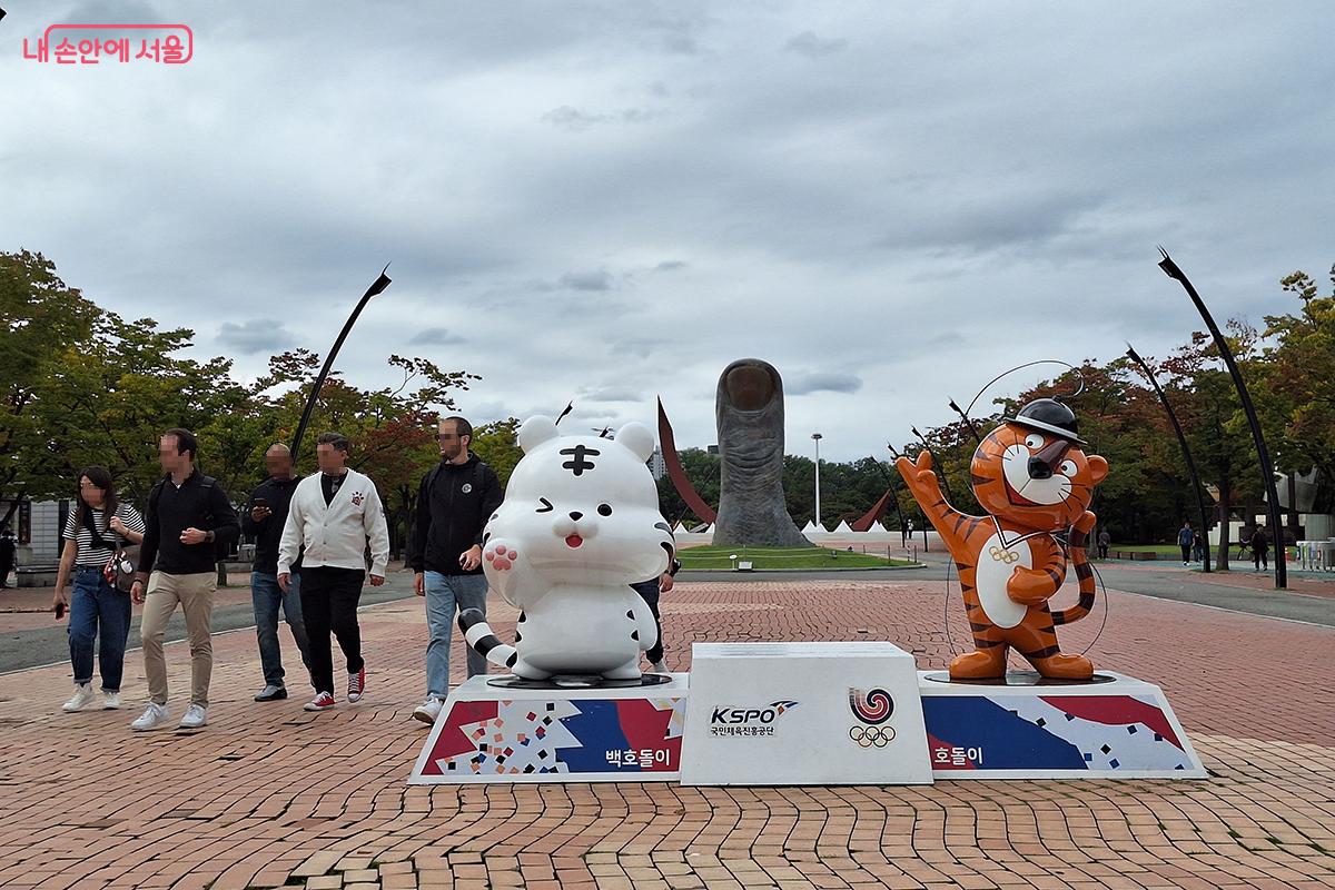 올림픽공원에 국내외 관광객들이 찾아 서울의 가을 하늘을 즐기고 있다. ©정향선