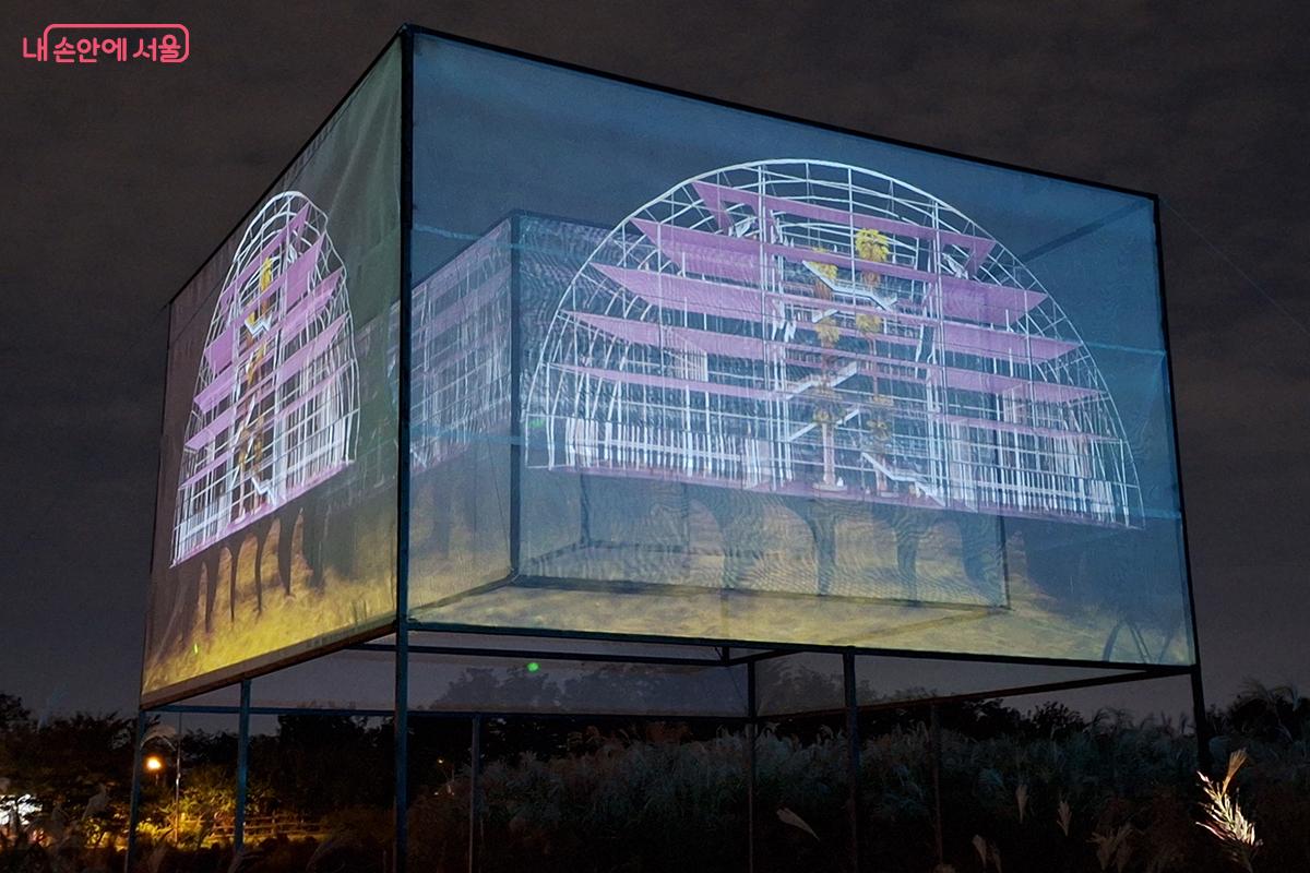 산책로 입구에는 5명의 작가가 참여한 ‘미디어아트 파빌리온 2025’가 펼쳐졌다. ©백승훈