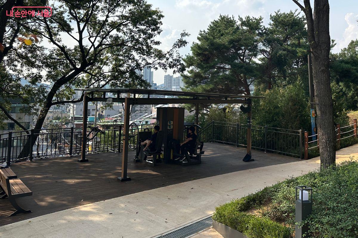 건강마당에는 현대적인 운동기구가 있다. ©김재형
