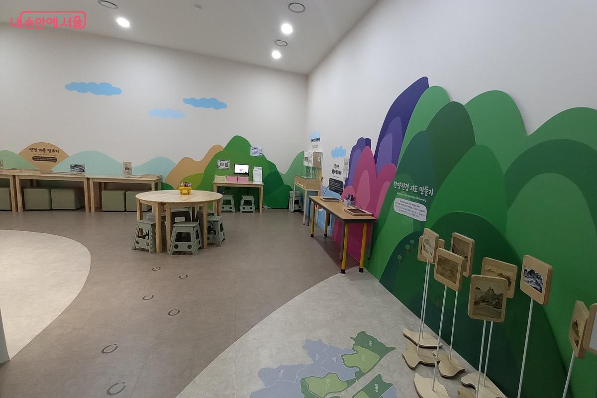 '진경문화체험실'에서 영상 자료와 디지털 드로잉 도구 등을 통해 진경산수화의 매력을 체험할 수 있다. ©박유진