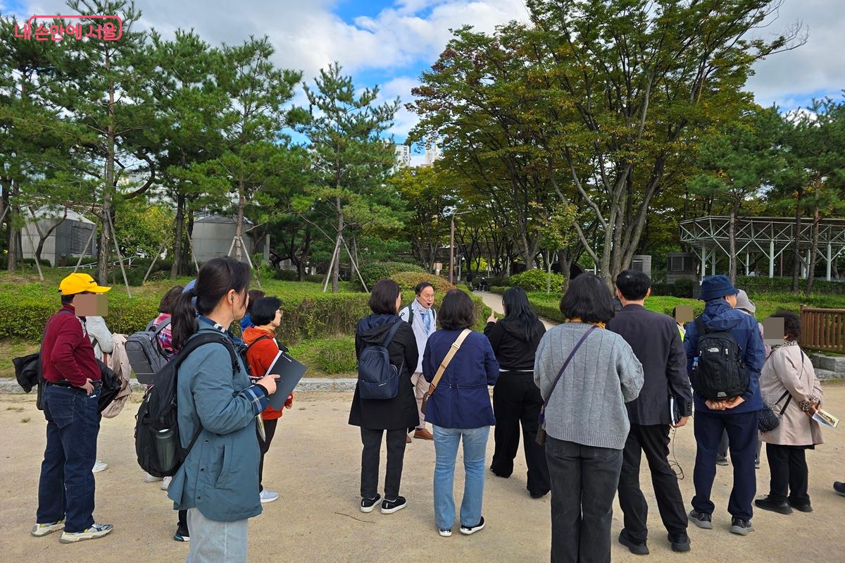 종묘에서 김경식 해설사의 설명을 듣고 있다. ©조성희