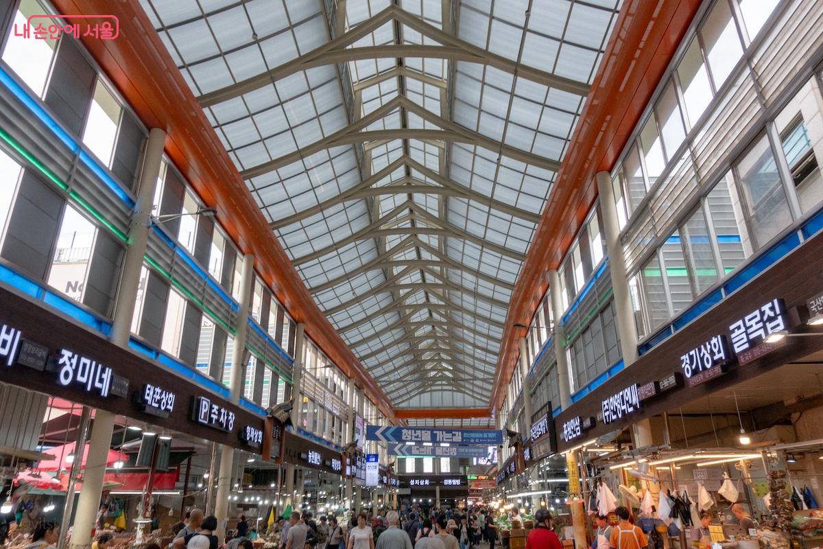 경동시장은 비가 내려도 우산 없이 편하게 전통시장을 이용할 수 있다. ©이진형