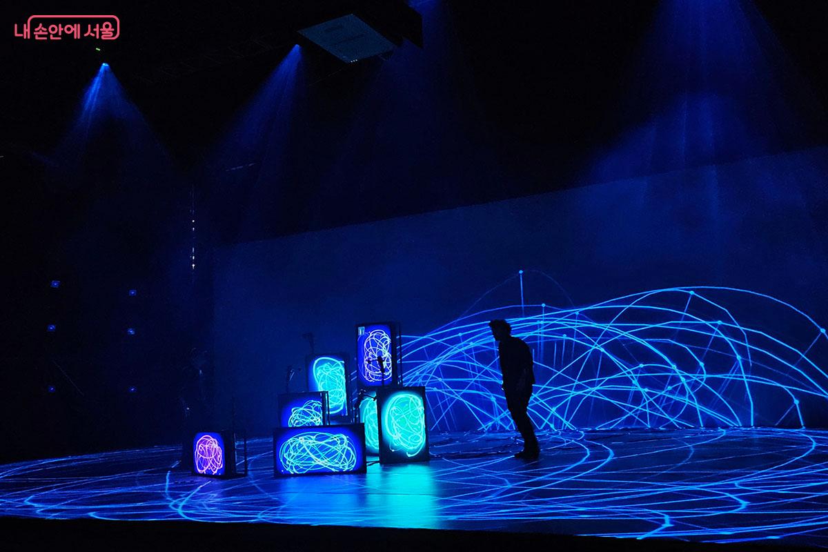 빛, 물질, 사운드를 결합한 디지털 퍼포먼스 <Alt-Escape>, 비디오 파즈의 작품이다. ©이정민