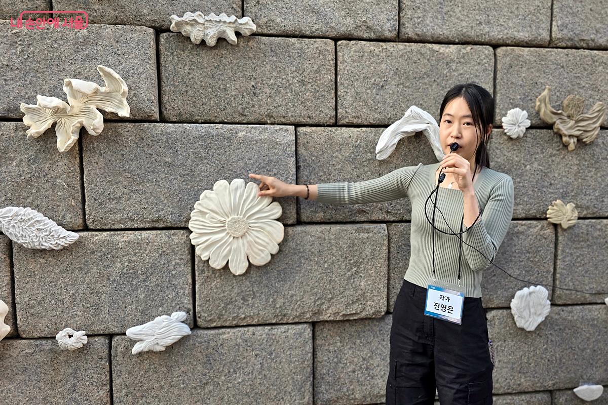 ‘청계초록: 눈길 손길’을 설명하는 전영은 작가 ©김윤경