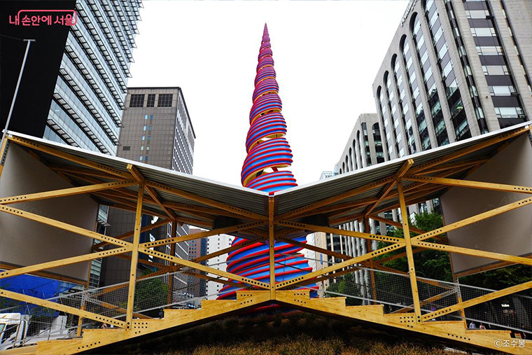 청계천의 상징 ‘스프링’ 조형물을 가까이서 볼 수 있게 설치된 <커넥천 파빌리온> 작품 ©조수봉