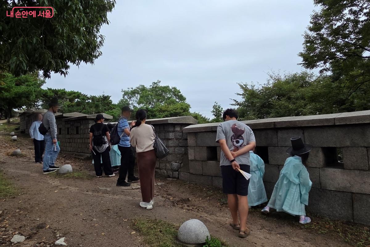 성벽에는 총안 3개가 있으며, 원총안과 근총안 두 개로 구분된다. ©김미선