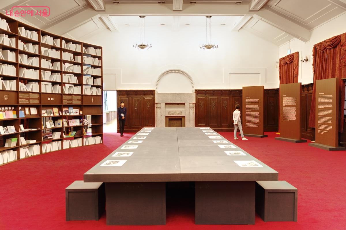 2층 <읽어내는 상상> 코너에는 조선말큰사전 원본이 전시되고 있다. ©임중빈