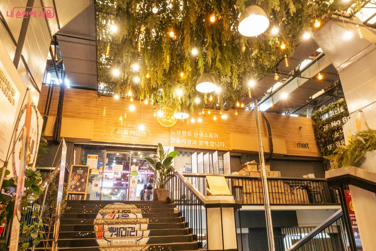 경동시장 신관에 위치한 청년몰 '서울훼미리' 보이드 공간 실내 연출 ©이진형