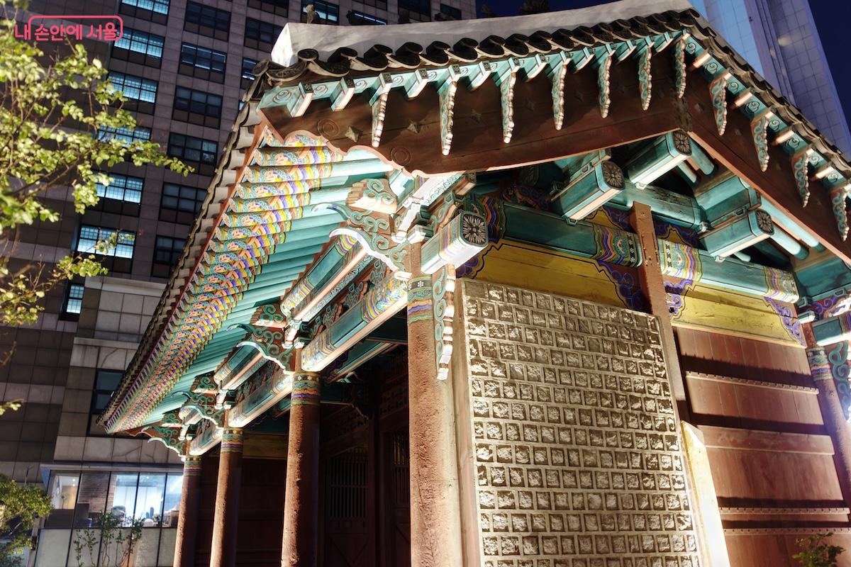 1968년 도시 개발의 이유로 매각 후, 2006년 다시 우이동에서 찾은 환구단 정문 ©임중빈