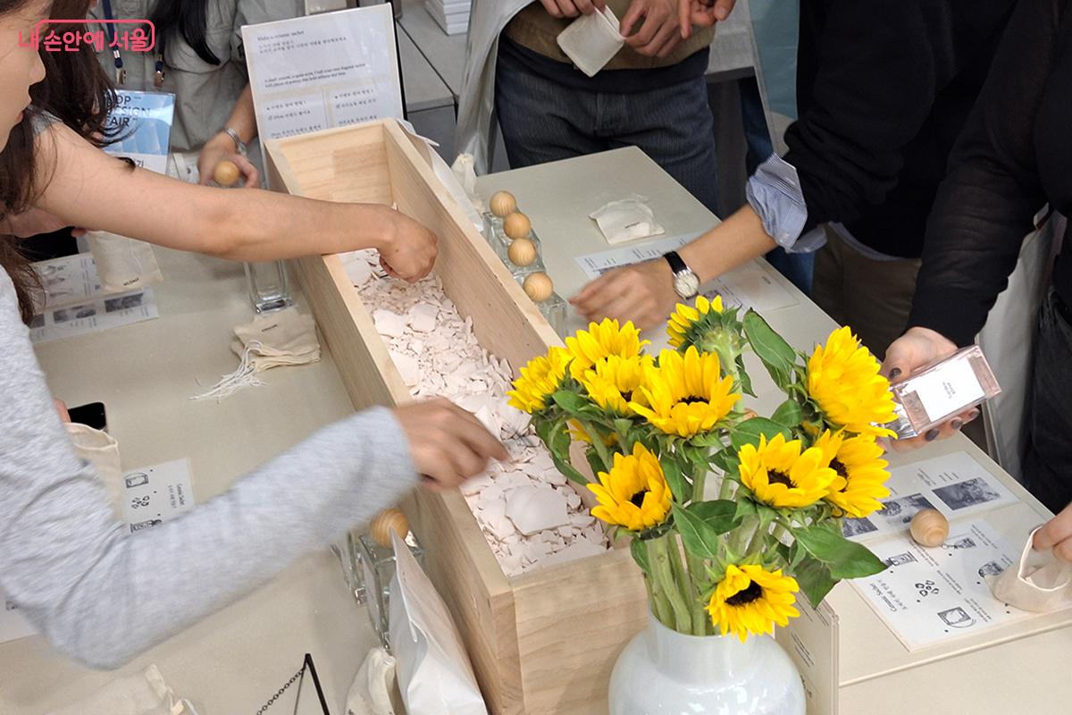 참가자들이 직접 제품의 원료인 도자기의 질감을 느껴보는 체험 공간이 눈길을 끌었다. ©백승훈