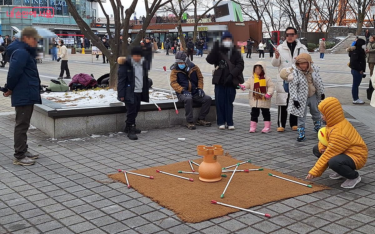 외국인 관광객들도 투호놀이를 하며 한국의 전통을 느끼는 시간을 보냈다. &copy;이혜숙