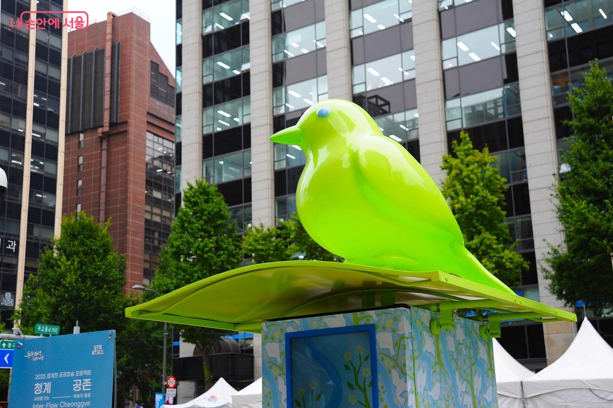 청계광장 분수대 옆에는 임정민 작가의 <청계천 조우>가 전시 중이다. ©조수봉