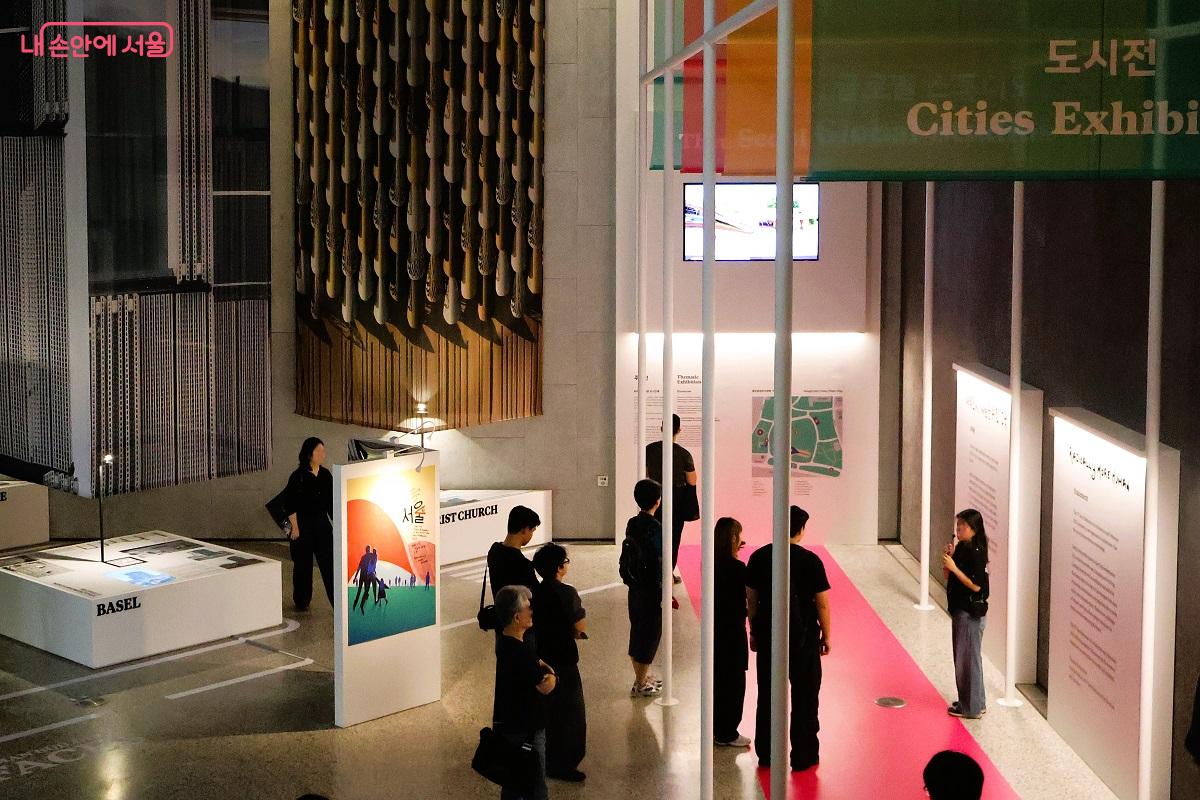 서울도시건축전시관 지하 3층에서 열리고 있는 도시전.  15개국 21개 도시에서 온 25개의 작품이 각 도시의 개성과 감성을 담아냈다. ©이봉덕 