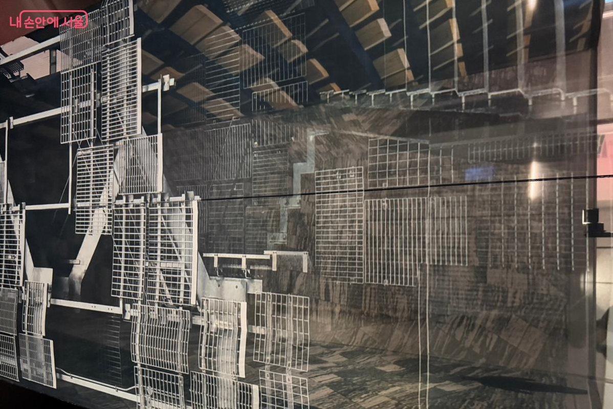 하수구 뚜껑으로 사용되는 철제물로 만든 건물 ©우현희