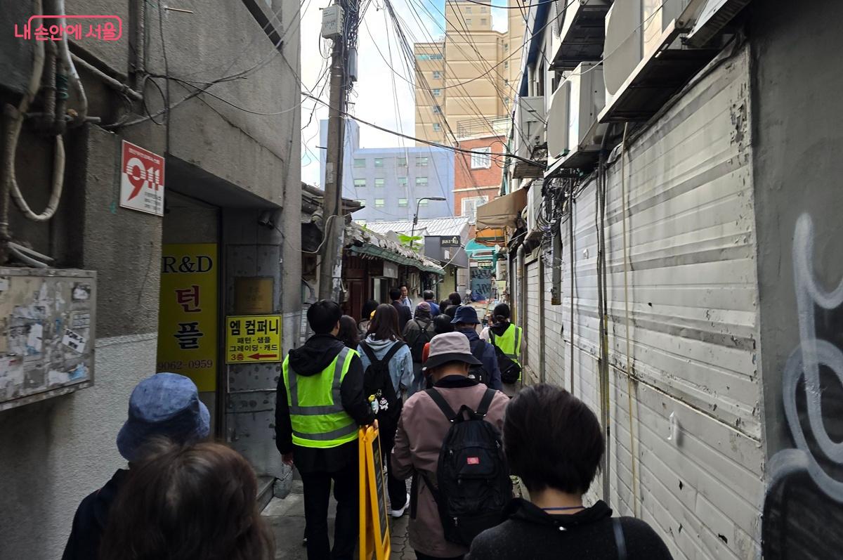 김수영 시인이 살았던 골목으로 들어서고 있다. ©조성희