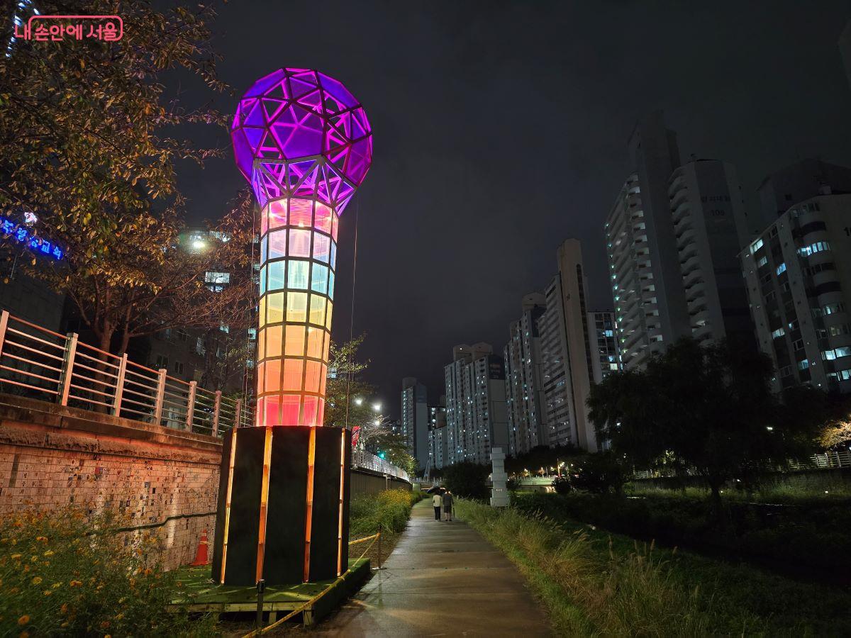 가제트공방의 작품 <함께 세우는 빛 : 낙서 응원봉> ©김한기