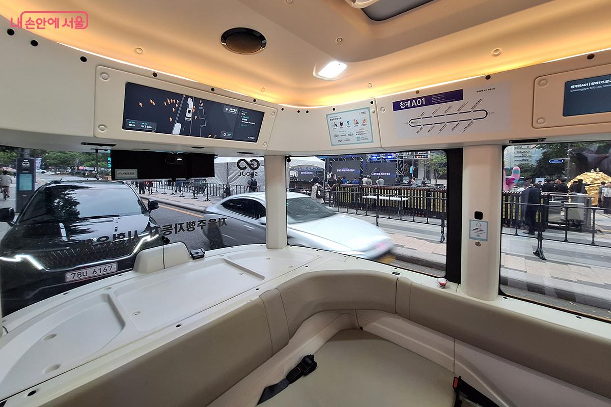 시험운전자가 운전대에 앉아 운행하는 기존의 자율주행버스와 달리 운전석과 운전대가 아예 없어서 너무 신기하고도 편리했다. ©이혜숙