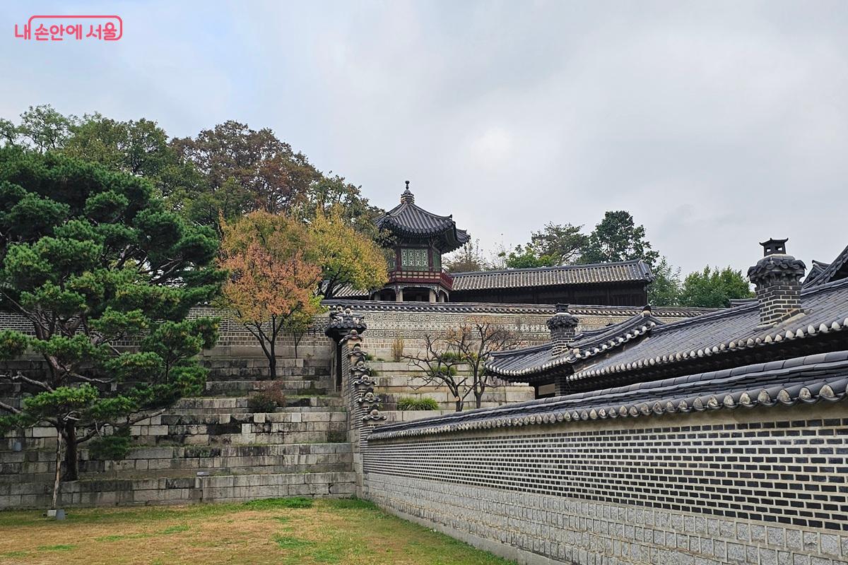 가을빛으로 물들어가고 있는 상량정 ©권연주