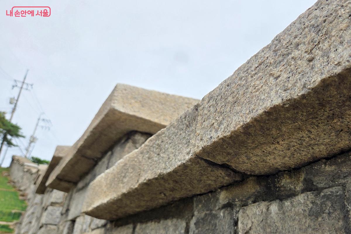 옥개석 아래 부분에서 물이 성벽을 타고 흐르지 못하도록 만든 작은 홈을 확인할 수 있다. ©김미선