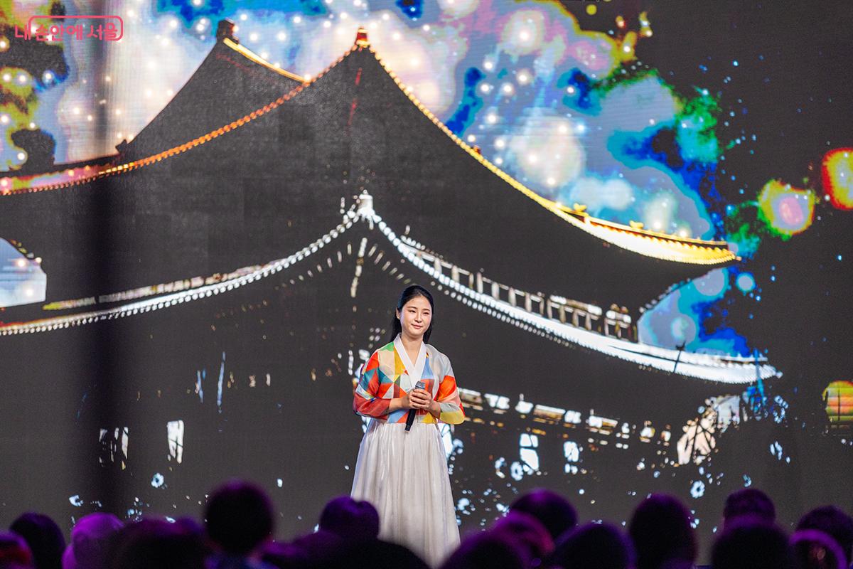 한복을 입은 소프라노가 전통 건축을 배경으로 노래하며, 한국 문화의 품격을 전했다.ⓒ장신자