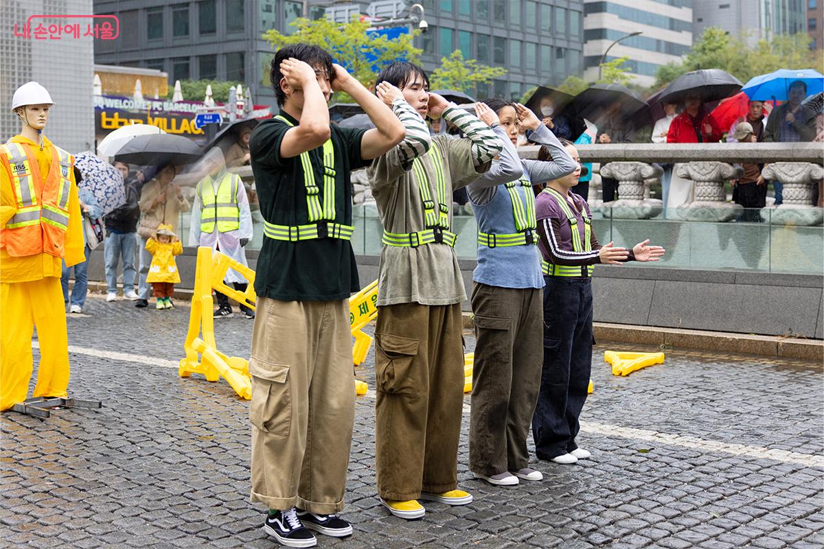 안전조끼를 입은 무용수들이 도시의 일상과 노동의 몸짓을 표현한 퍼포먼스 ⓒ장신자