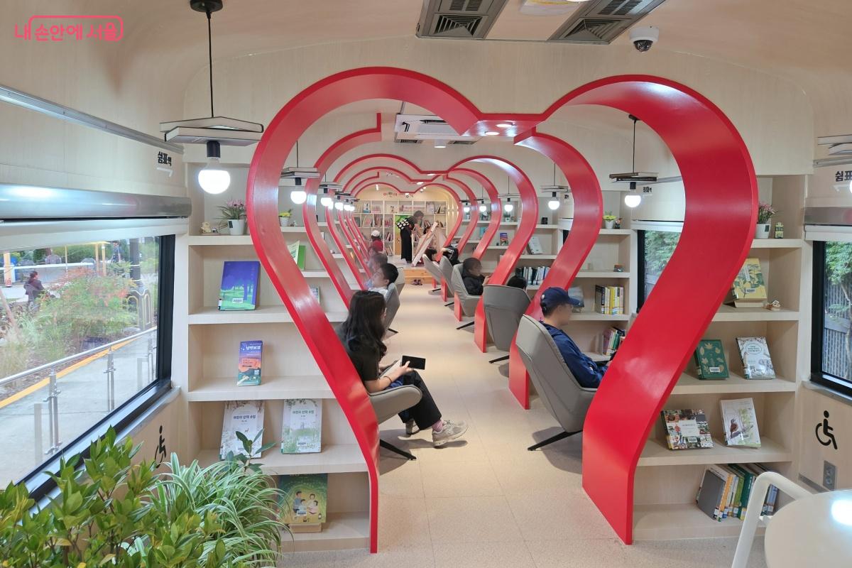 '경춘스테이션북앤커피' 내 꾸며진 작은도서관 ©김미선