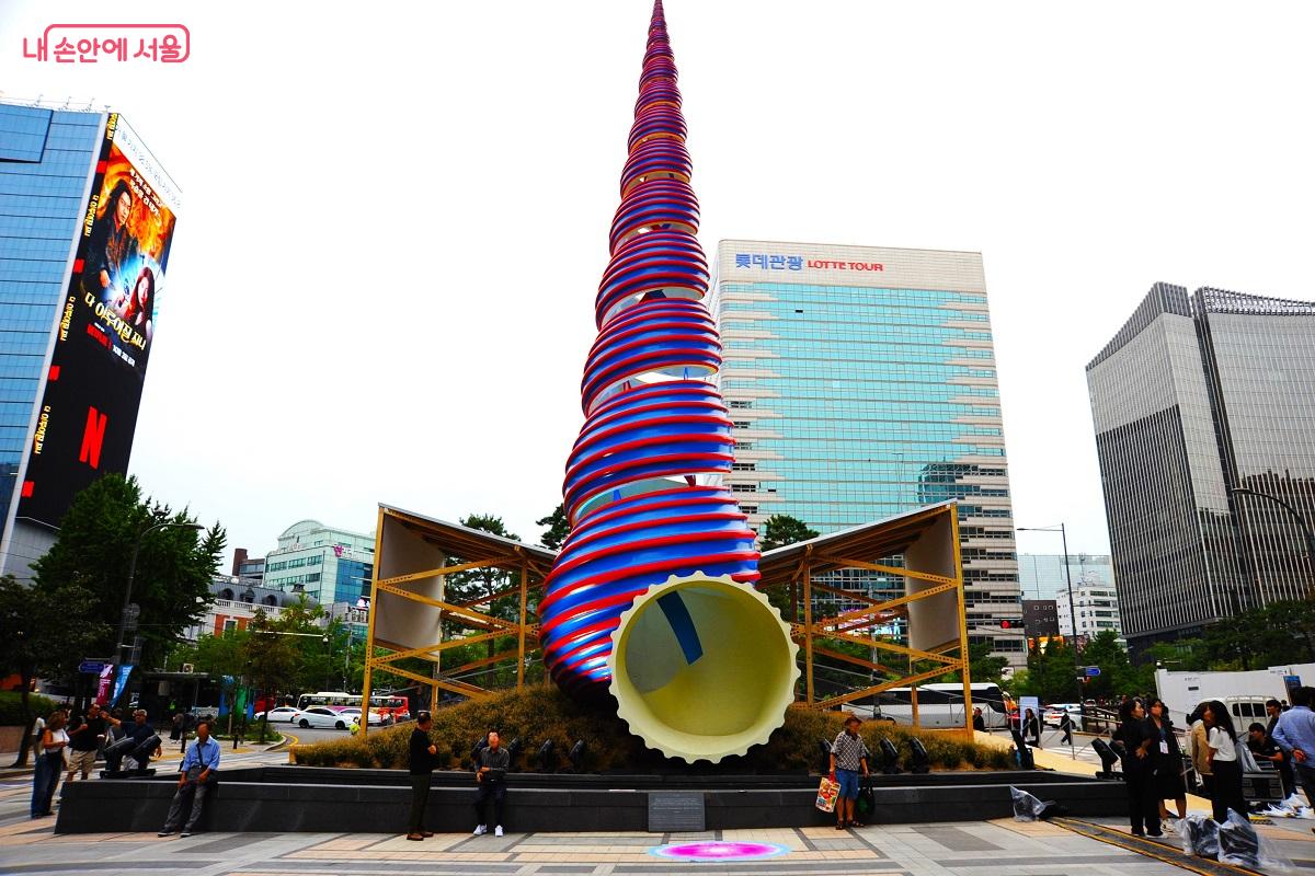 청계천 복원 20주년을 맞이해 청계광장 및 청계천변 일대가 공공미술 전시장으로 변모했다. ©조수봉