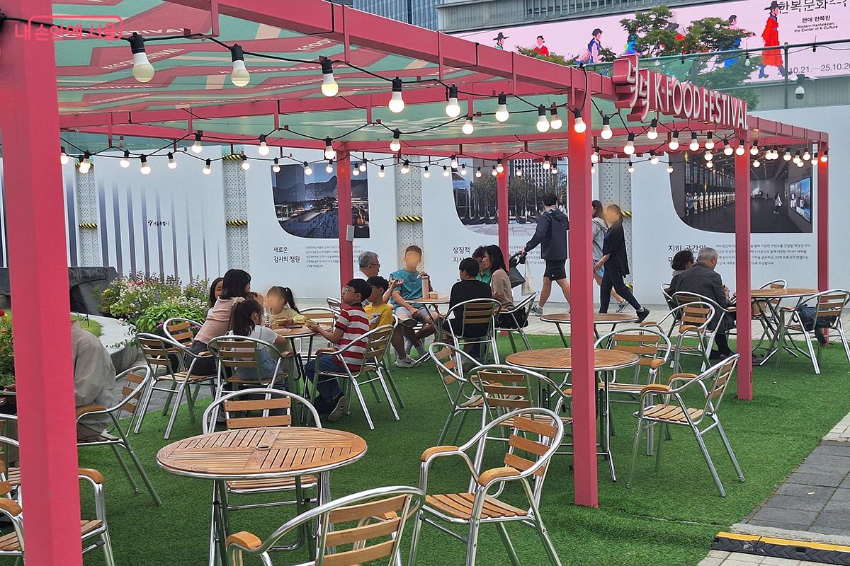 외국인 관광객들도 많이 찾아 한국의 맛을 즐긴 푸드 페스티벌 '넉넉' ©백승훈