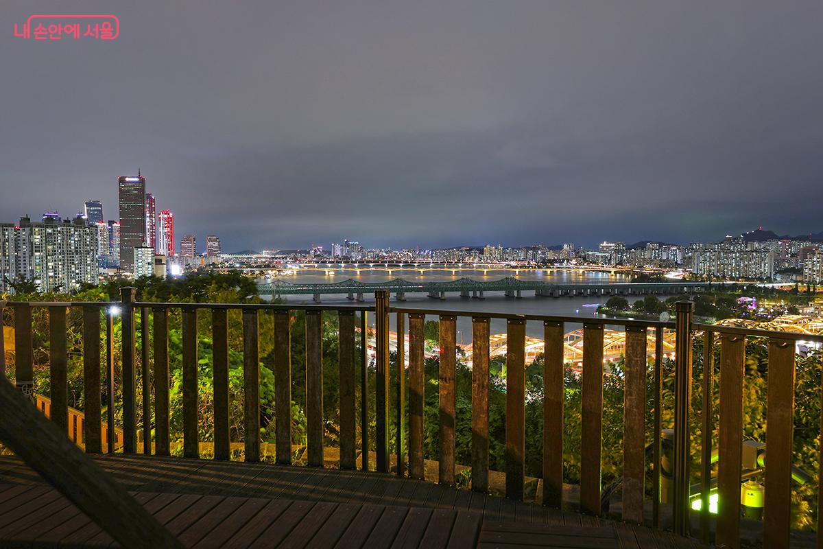 용양봉저정공원 하늘 전망대에서 바라본 야경 ©김주연