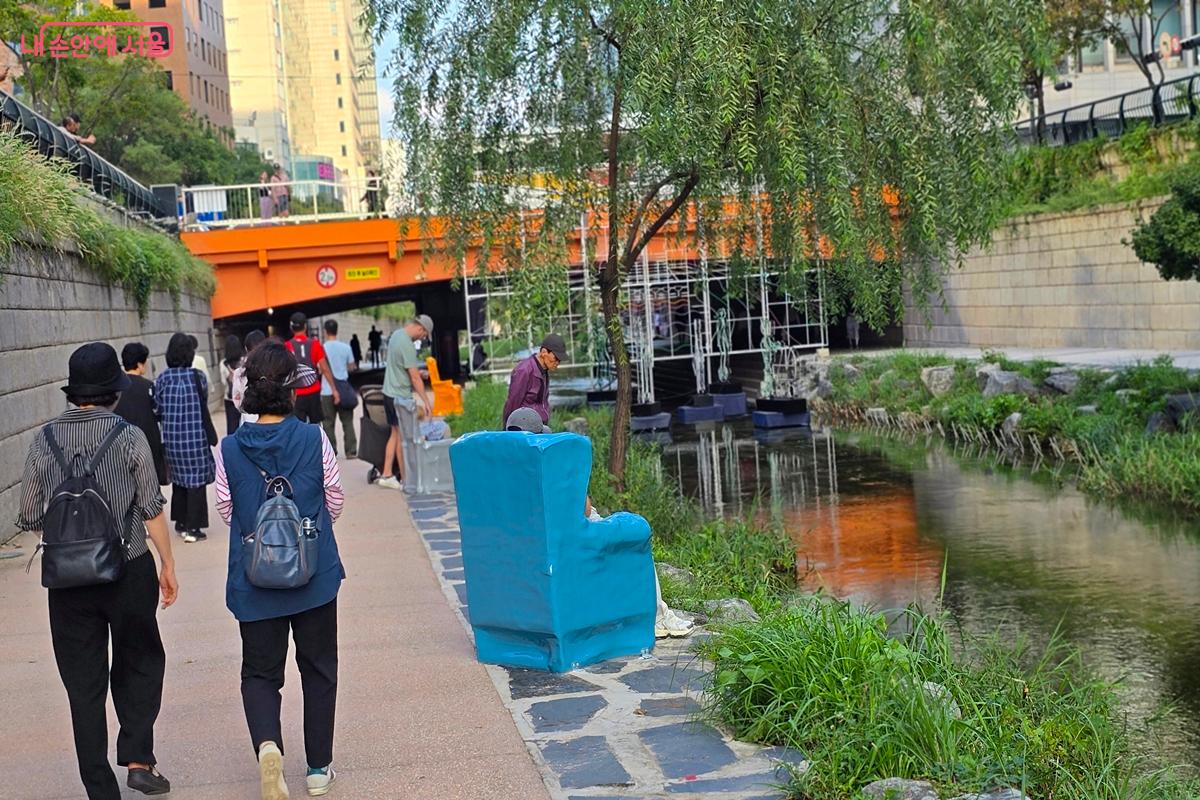 마음껏 앉아 쉴 수 있는 작품 '기억의 자리'가 보인다. ©김윤경