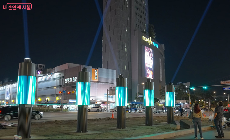 청계천의 첫 야간경관 테마 구간으로 변화할 오간수교 상부에는 ‘자연주의 정원’과 ‘미디어폴’이 조성된다.