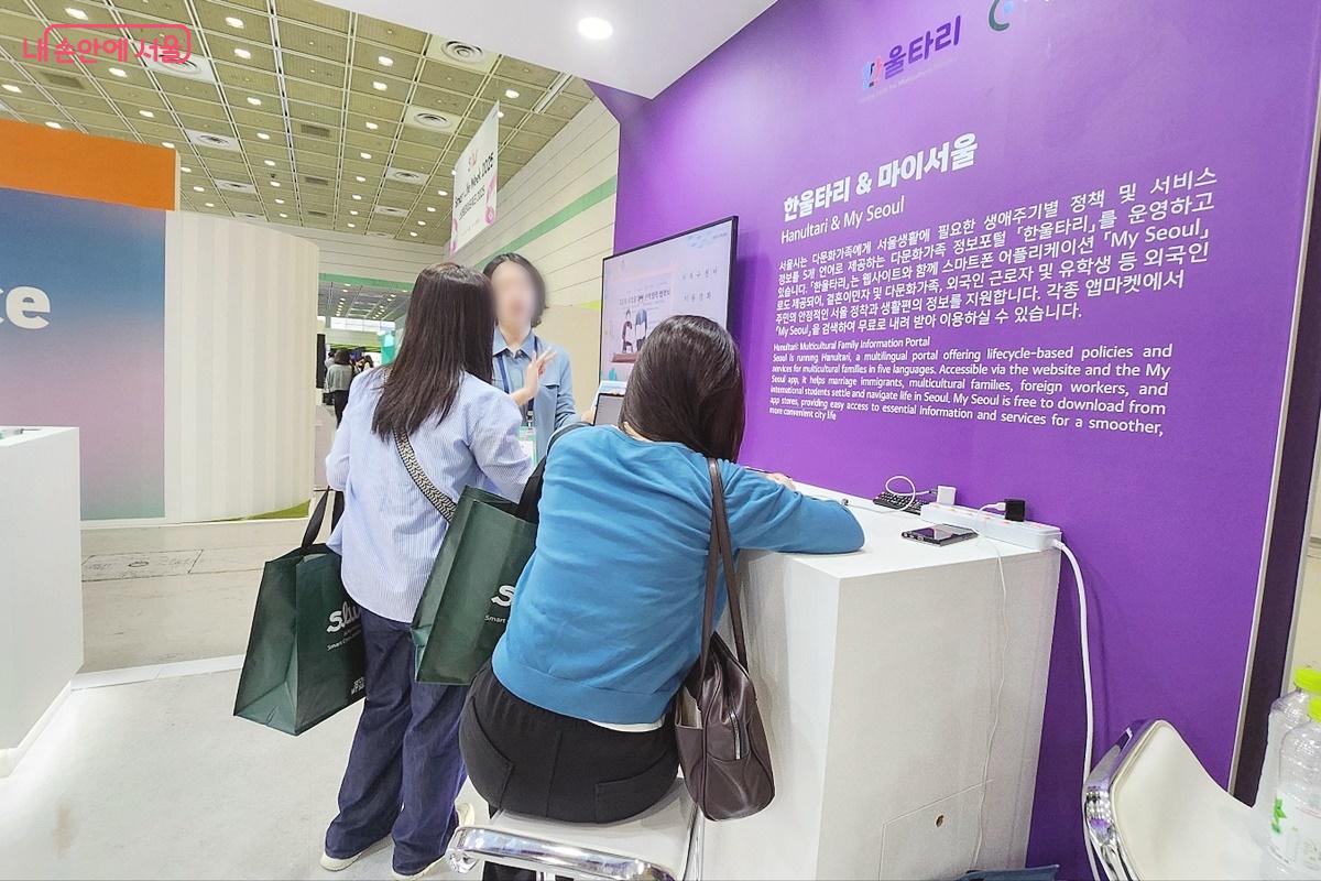 다문화 가정을 위한 앱을 설명하는 모습 ⓒ박은영