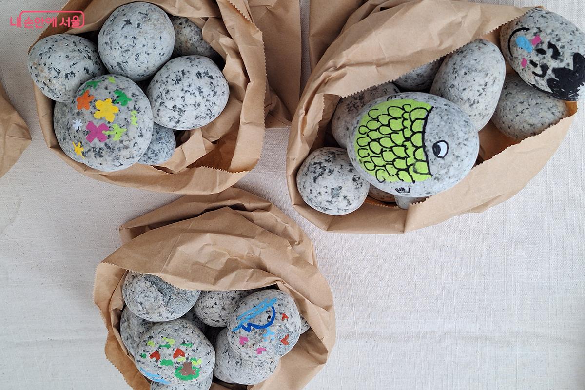 물고기와 별 모양 등 자신만의 독특한 문양을 넣어 완성시킨 조약돌들의 모습 ©이혜숙