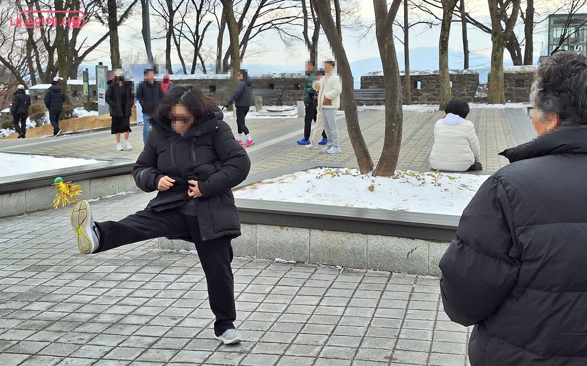 제기차기는 남녀노소 연령 상관없이 즐길 수 있는 우리의 고유 민속놀이다. &copy;이혜숙