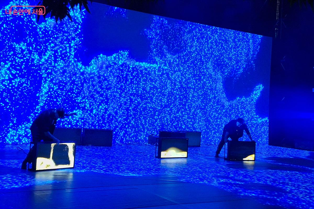  <Alt-Escape(개조된 커스텀 악기들)>은 빛, 물질, 사운드를 결합해 2명의 연기자가 펼치는 미래형 디지털 퍼포먼스이다.