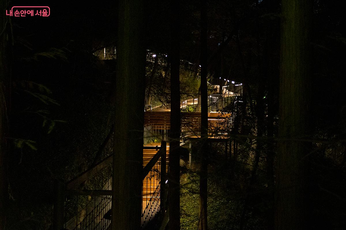 데크 난간 아래 설치된 간접 조명. 눈부심 없이 편안한 시야를 제공한다. &copy;황재천