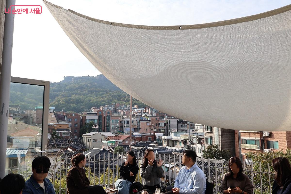 야외 테라스에 앉아 커피 한잔과 함께 인왕산과 한옥뷰를 감상할 수 있다. ©이봉덕