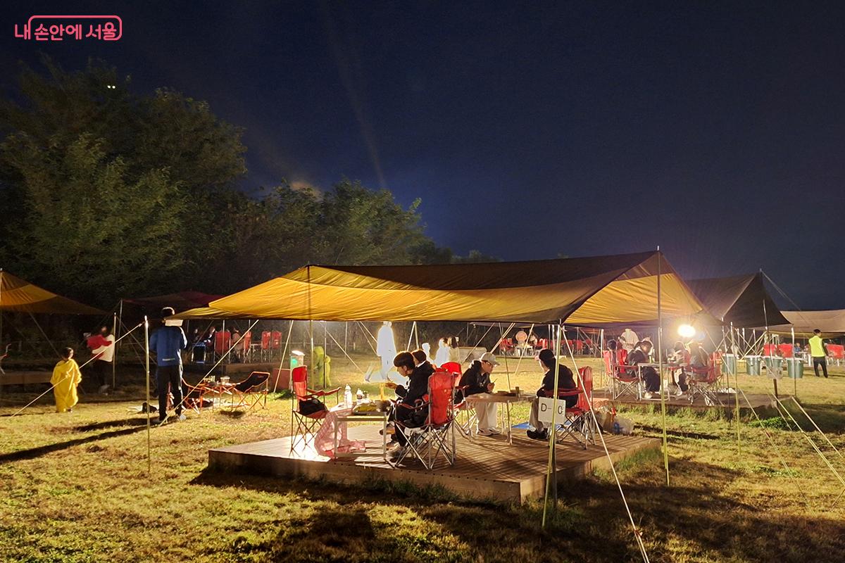 캠핑장 안에 나무 의자와 천막 등이 비치되어 가족 단위 방문객들의 편의를 도왔다. ©백승훈