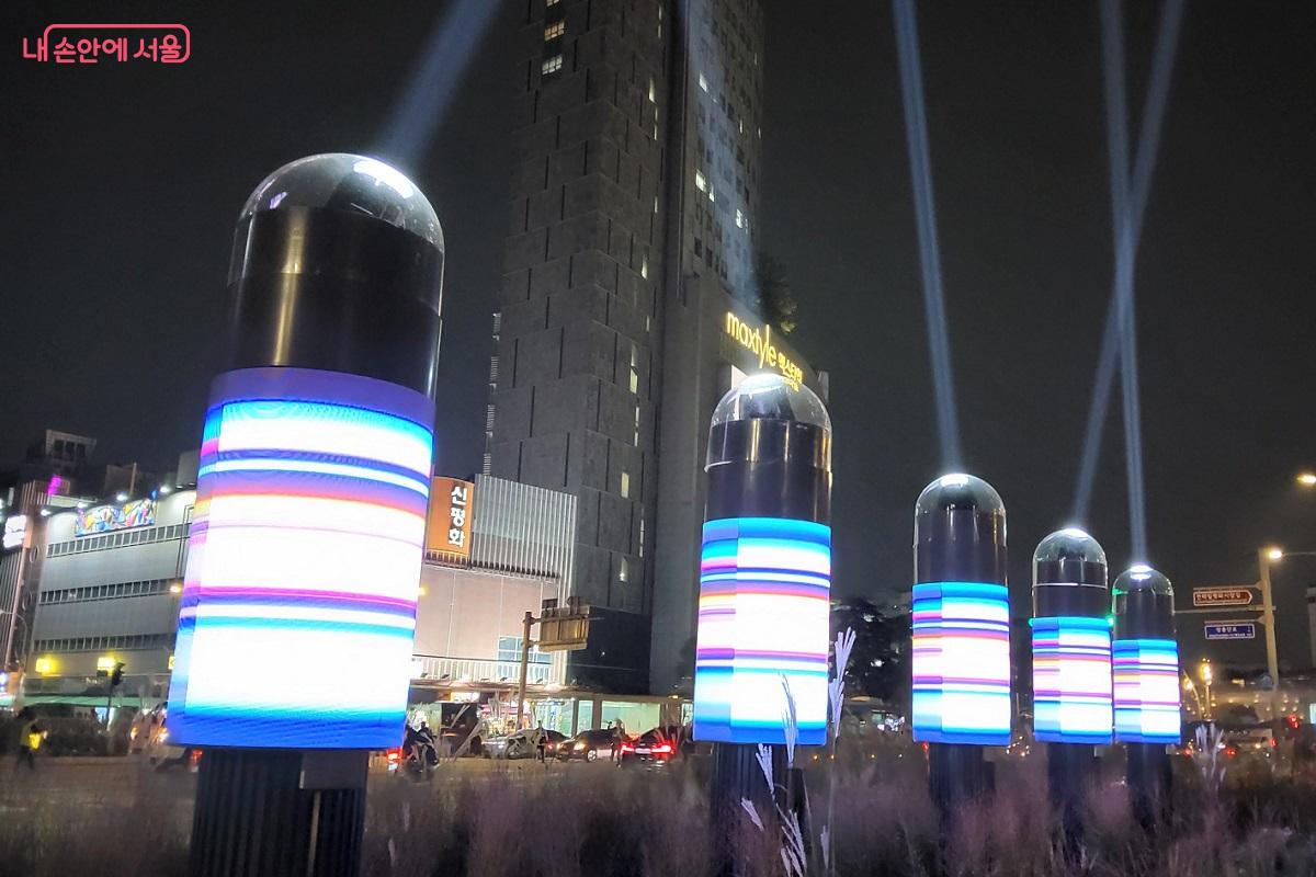 오간수교 다리 위에 아름답게 설치된 형형색색의 다섯개의 '미디어플' ©이상돈