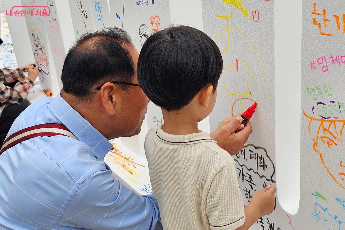 함께 그리는 행복의 순간, 할아버지의 따뜻한 손길 아래 아이의 작은 손이 꿈을 그린다. ©이혜숙