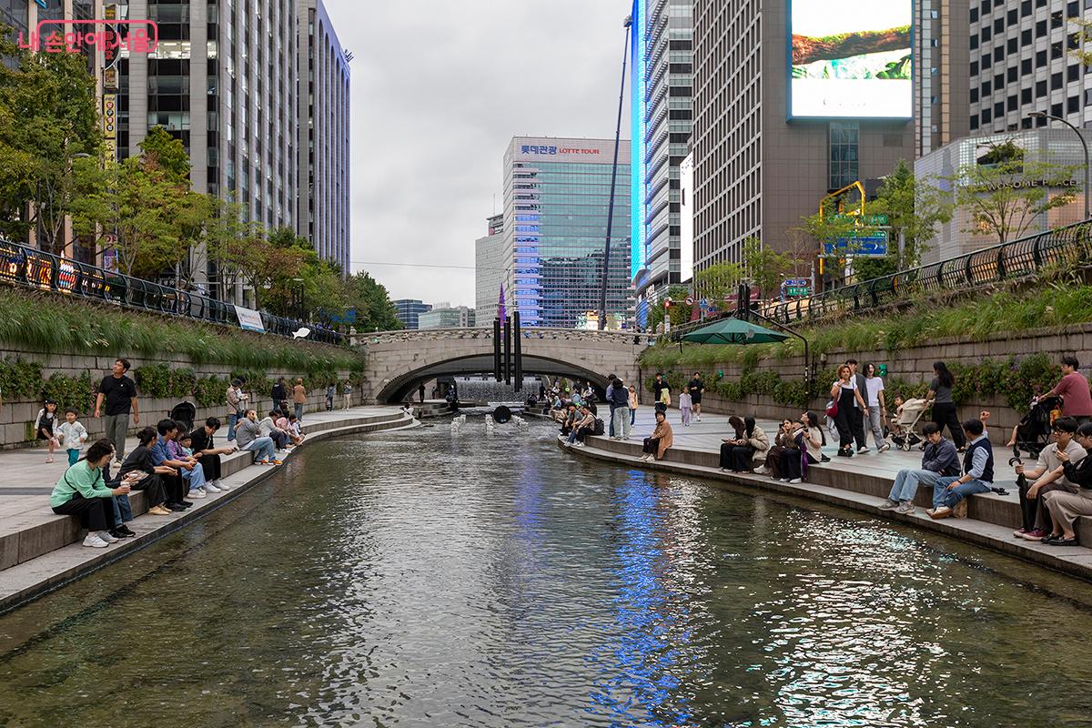 청계천은 생명과 문화, 사람을 잇는 살아 있는 공간이다. ©문청야