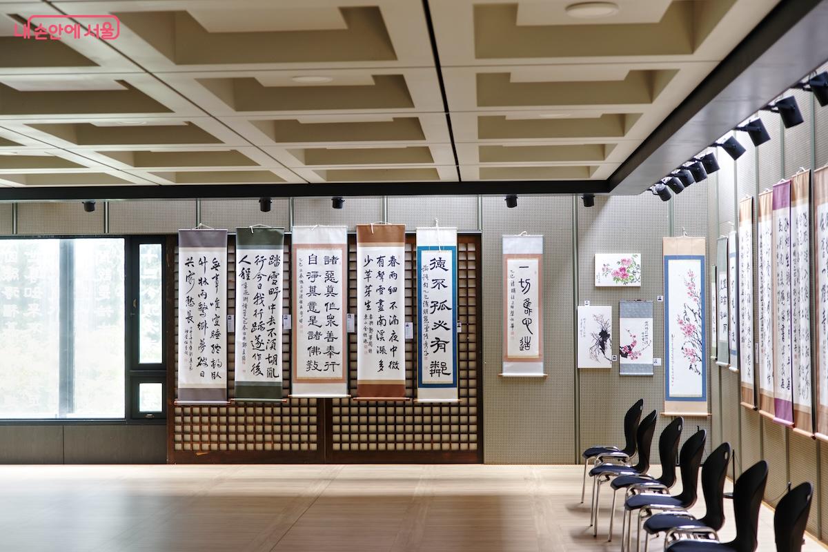 건물 외벽에 새겨진 금강경을 비롯하여 실내외 건축미가 상당한 건물이다