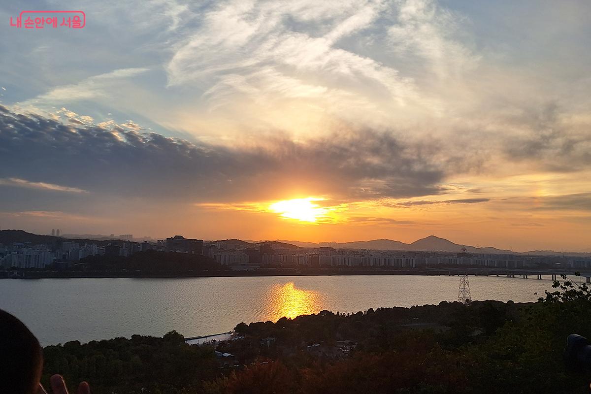 노을빛이 한강 위로 번지며 펼쳐진 하늘공원의 석양 풍경 ©백승훈