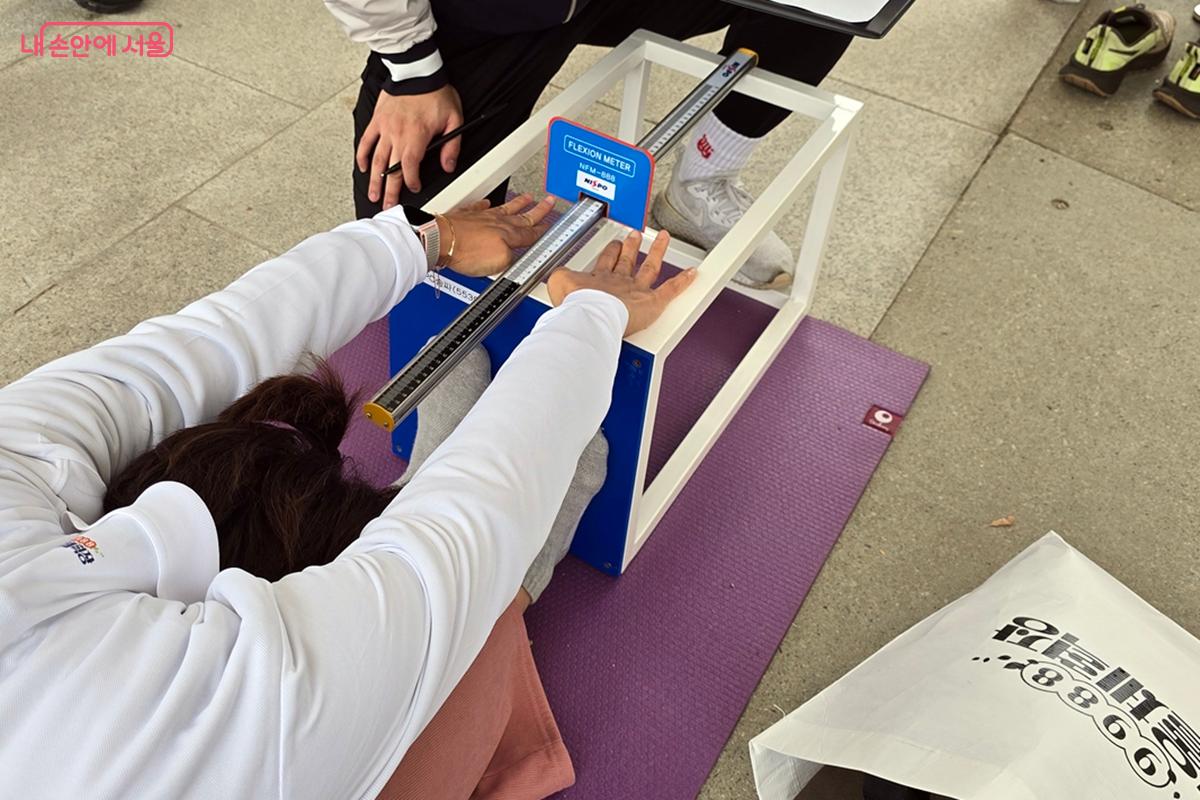 체력을 측정 중인 참가자. 10월 26일 여의도 한강공원에서 '9988 서울체력장'이 열렸다. ©김윤경